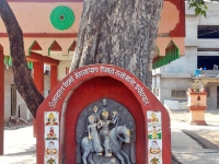 आळंदी - श्री खंडेरायाच्या मंद‍िराबाहेर असलेली जुनी मूर्ती