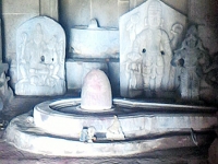 मंजरथ-मंजिर‍िका-गादातटीचे प्राचीन महादेव मंद‍िरातील शिवलंगाच्या मागे डाव्या बाजुला शंकरपार्वती व उजव्या बाजुला व‍िष्णुची मूर्त‍ि