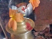 पुणे - श्री नंदीनामांच्या वंशजांजवळ असलेल्या प्रसादपुष्पाची कुपी