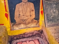 बेटावद - श्री दिवाकर सोनार यांच्या पूजेतील श्रींच्या पादुका